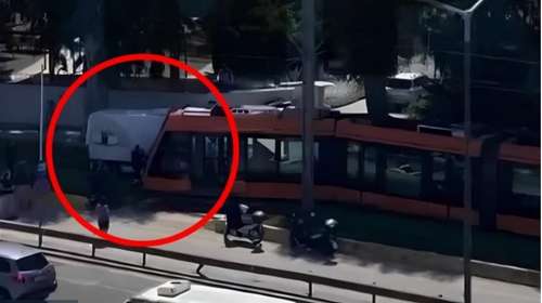 Βίντεο: Η στιγμή που βανάκι κάνει όπισθεν και συγκρούεται με τραμ στο Καλαμάκι