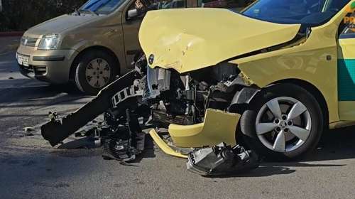 Μετωπική σύγκρουση ανάμεσα σε βαν και ταξί στην Ευελπίδων - Εχει διακοπεί η κυκλοφορία