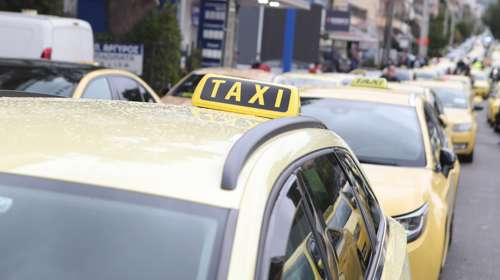 Ταξί: Αυξάνονται οι χρεώσεις από και προς τα αεροδρόμια σε Αθήνα και Θεσσαλονίκη -Δείτε τις νέες τιμές