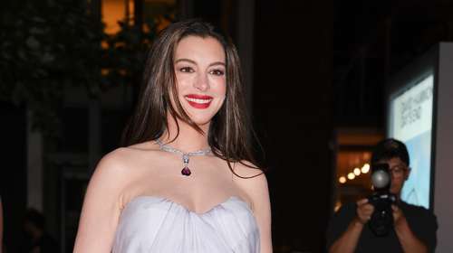 Anne Hathaway: Αποκάλυψε μέσα από τα ρούχα της το φύλο του μωρού που περιμένει;
