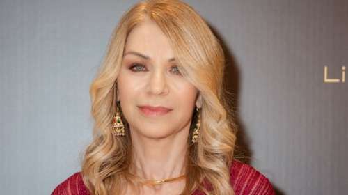 Η Έλλη Στάη "διδάσκει" στιλ στη νέα της εμφάνιση - Σε λαμπερά εγκαίνια η δημοσιογράφος