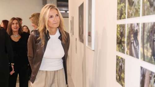 H Μαρέβα Μητσοτάκη σε εγκαίνια έκθεσης: Η μοντέρνα εμφάνιση με cargo παντελόνι