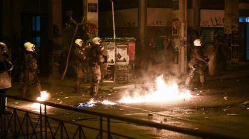 Ενταση τη νύχτα στα Εξάρχεια: Συγκρούσεις με ΜΑΤ και ρίψη μολότοφ, χημικών και κρότου λάμψης [βίντεο]