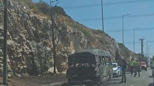 Φωτιά σε λεωφορείο στην Αθηνών - Σουνίου: Καταστράφηκε ολοσχερώς το όχημα [βίντεο]