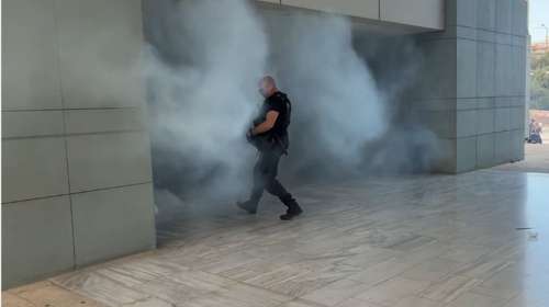 Ένταση με χημικά και κρότου - λάμψης έξω από το Περιφερειακό Συμβούλιο στο Χαϊδάρι - Συγκέντρωση για τα Προσφυγικά