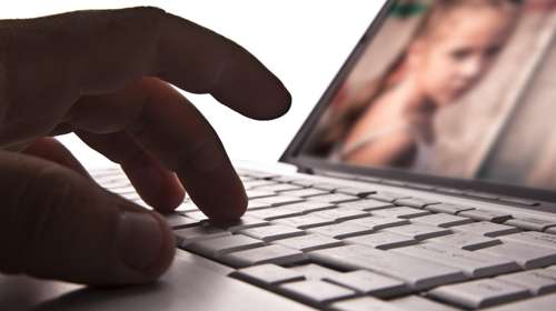 Στα χέρια της ΕΛΑΣ 4 άτομα για παιδική πορνογραφία: Δύο ανήλικοι μεταξύ τους, τι εντοπίστηκε στα σπίτια τους