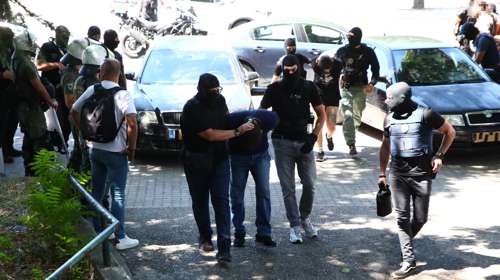 Επίθεση στο σπίτι της οικογένειας Νέστορα: Προσωρινά κρατούμενος και ο 24χρονος - Στη φυλακή και οι άλλοι δύο κατηγορούμενοι