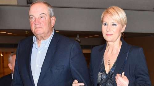 Νατάσα Παζαΐτη: Super chic σε συνέδριο αφιερωμένο στις γυναίκες - Τα φλοράλ σκουλαρίκια της
