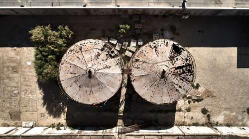 Πως οι παλιές (από το 1920) δεξαμενές σταφίδας και κρασιού μετατράπηκαν σε πολυτελές ξενοδοχείο της Κουρούτας