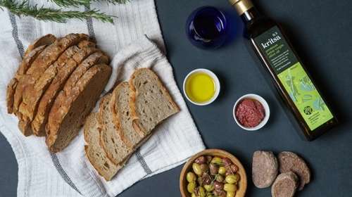 Ανάμεσα σε αιωνόβιους ελαιώνες, αρώματα της κρητικής γης και ιστορίες ανθρώπων: Ένα ελαιόλαδο παγκοσμίου κλάσης