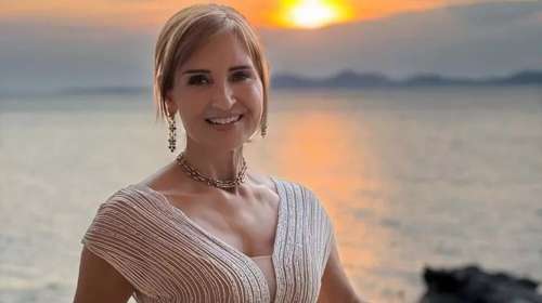 Μάρα Ζαχαρέα: Ποζάρει με εφαρμοστό κόκκινο σορτς στον, διάσημο πια, κήπο της στην Πάρο