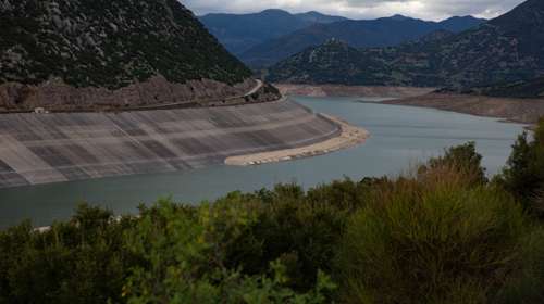 "Στεγνώνουν" Μόρνος και Υλίκη παρά τις βροχές - Ανησυχητικές οι νέες εικόνες από drones [βίντεο]