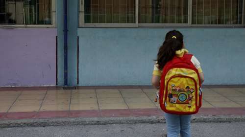 Μητέρα καταγγέλλει πως έχασε την επιμέλεια του παιδιού από τον πατέρα που έχει ιστορικό κακοποίησης εις βάρος της κόρης τους