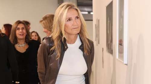 Η Μαρέβα Μητσοτάκη με τζιν βερμούδα και ψηλοτάκουνα πέδιλα σε έκθεση τέχνης