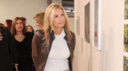 Η Μαρέβα Μητσοτάκη φόρεσε το πιο δημοφιλές παντελόνι της άνοιξης