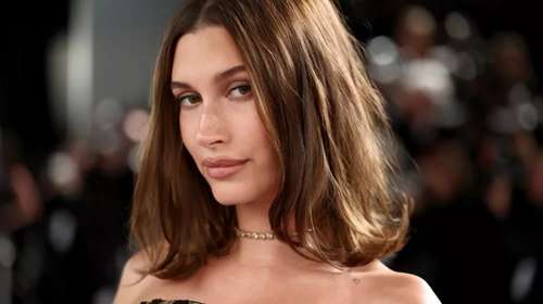 Η Hailey Bieber αποκάλυψε τη θεραπεία προσώπου που κάνει και της χαρίζει λαμπερή επιδερμίδα
