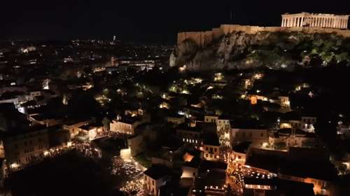 Μεγάλη Παρασκευή: Χιλιάδες πιστοί στα σοκάκια της Πλάκας για τις λιτανείες - Εντυπωσιακά πλάνα από drone [βίντεο]