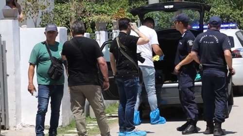 Διπλό φονικό στο Αίγιο: "Χτενίζουν" κάθε σπιθαμή οι αστυνομικοί, παραμένουν στον χώρο οι σοροί μάνας και γιου
