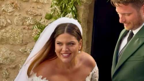 Η Δανάη Μπάρκα δεν αποχωρίζεται το νυφικό της: Πήγε για μπάνιο στη θάλασσα όπως ήταν στην εκκλησία [εικόνα]