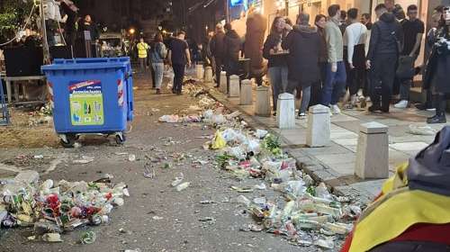Τσικνοπέμπτη: Απέραντος σκουπιδότοπος η Θεσσαλονίκη μετά τα γλέντια - Μάζεψαν πάνω από 15 τόνους απορρίμματα