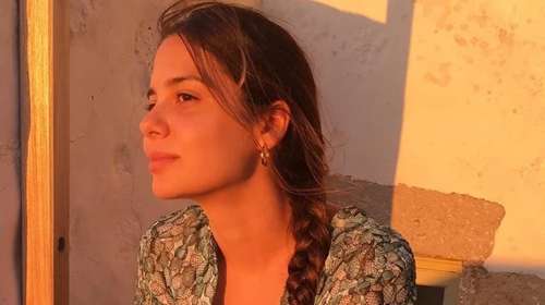 Στις Δυτικές Κυκλάδες η Αλεξάνδρα Κωστοπούλου: Το ψαροφαγικό γεύμα σε fish bar της Σίφνου
