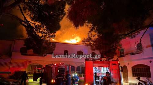 Φωτιά στη Μεγάλη Βρύση Λαμίας: Εγκλωβίστηκαν άτομα - Μεταξύ αυτών μια γυναίκα με τα δύο παιδιά της