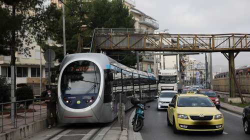 Τροχαίο στο Φάληρο: Συρμός του τραμ συγκρούστηκε με δίκυκλο - Τραυματίστηκε ανήλικος