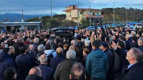 Αλβανία: Πλήθος κόσμου αποχαιρετά τον μακαριστό Αρχιεπίσκοπο Αναστάσιο στην πορεία προς τα Τίρανα [βίντεο]