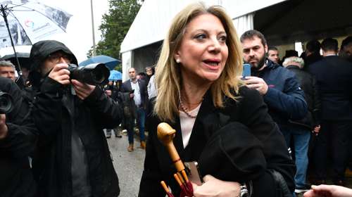 Η Μαρία Καρυστιανού προαναγγέλλει κόμμα μέσα στον Μάιο και καταγγέλλει προσπάθειες εξαγοράς