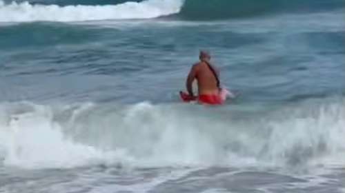 Χανιά: Καρέ-καρέ η μάχη ναυαγοσώστη με τα κύματα για να βγάλει γυναίκα στην ακτή [βίντεο]