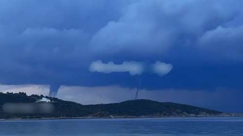 Χαλκιδική: Ξεκίνησε η επέλαση της κακοκαιρίας - Υδροστρόβιλοι στον κόλπο του Αγίου Όρους