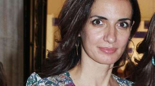 Η Χριστίνα Κεφαλογιάννη σε μία κομψή εμφάνιση στο Μουσείο Μπενάκη - Με εμπριμέ παντελόνι