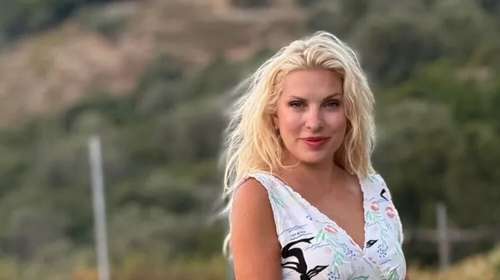 H Ελένη Μενεγάκη στο σκάφος της με ριγέ σαλοπέτα