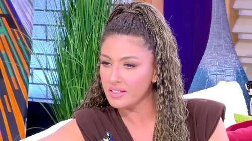Απασφάλισε η Έλενα Παπαρίζου: "Έχε χάρη που κρατούσα τον πατέρα μου, γιατί θα είχε φάει πολύ ξύλο"