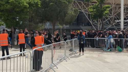 Τρέλα για τους Iron Maiden στο ΟΑΚΑ: Ουρές για τη μεγάλη συναυλία - "Ζούμε και πεθαίνουμε για τη maidenάρα"