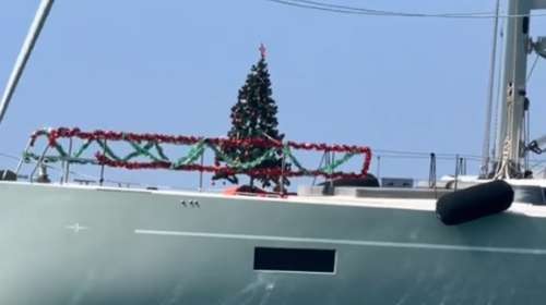 Ακόμα 114 μέρες για τα Χριστούγεννα: Στόλισαν δέντρο πάνω σε σκάφος με το που μπήκε ο Σεπτέμβρης [βίντεο]