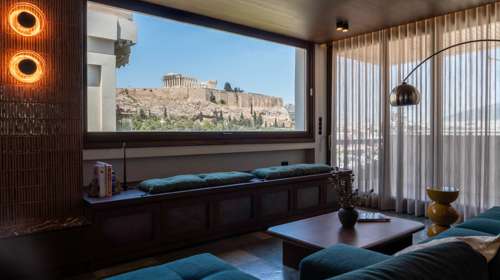Μια μοντέρνα κατοικία στο Κουκάκι: Mε οδηγό παντού το φως και τον Παρθενώνα