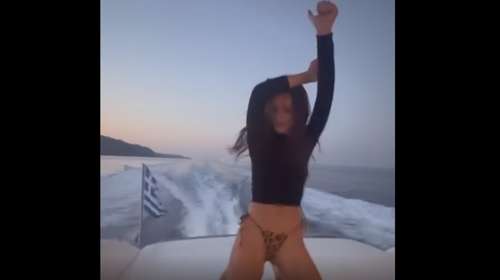 Εμιλι Ραταϊκόφσκι: Ο γυμνισμός, ο έξαλλος χορός σε σκάφος και η λέξη που έγραψε στα ελληνικά [εικόνες - βίντεο]