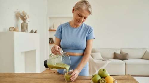 Μετά τα 65: Γιατί η whey πρωτεΐνη ΔΕΝ αρκεί για να σωθούν οι μύες - Η κίνηση "κλειδί" για τη μυϊκή μάζα