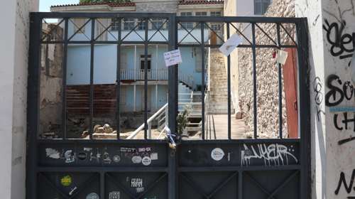Λουλούδια και σημειώματα για τη Μάρω Κοντού στην "οικία Κοκοβίκου": "Καλό παράδεισο κυρία Ελενίτσα μας"
