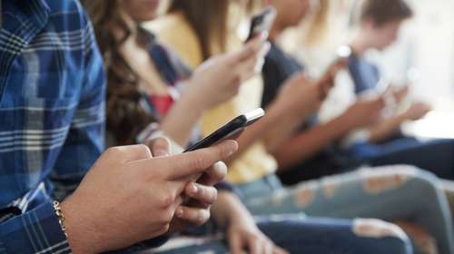 Ανάλυση: Επτά ώρες online την ημέρα, 44 χρόνια σε οθόνες - Η νέα πραγματικότητα της ψηφιακής ζωής