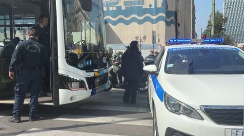 Λεωφορείο παρέσυρε πεζό στον Πειραιά: Σε σοβαρή κατάσταση στο Τζάνειο - Δύο ακόμη τραυματίες [βίντεο]