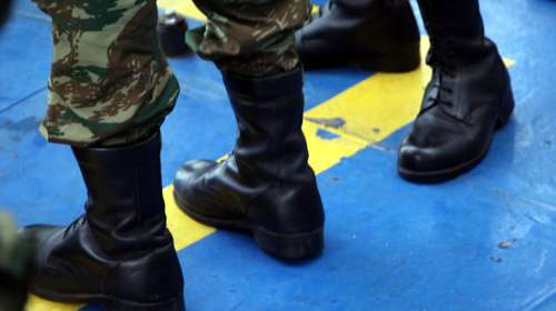 Aναβολή στράτευσης: Ουδείς που σπουδάζει ή διαμένει ήδη στο εξωτερικό θίγεται από το νέο σχέδιο νόμου, λέει το ΥΕΘΑ