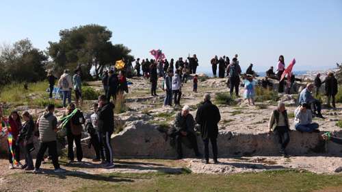 Καθαρά Δευτέρα στον λόφο Φιλοπάππου: Μικροί και μεγάλοι για το πέταγμα του χαρταετού [εικόνες]