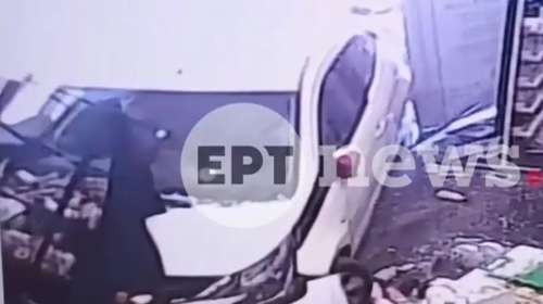 Αυτοκίνητο "μπούκαρε" σε φαρμακείο στη Νέα Μάκρη - Η οδηγός μπέρδεψε το γκάζι με το φρένο [βίντεο]