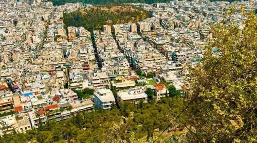 Η αθηναϊκή αγορά κατοικίας αλλάζει μορφή: Από τις βίλες έως τα εργοστάσια και τα μεσοαστικά διαμερίσματα