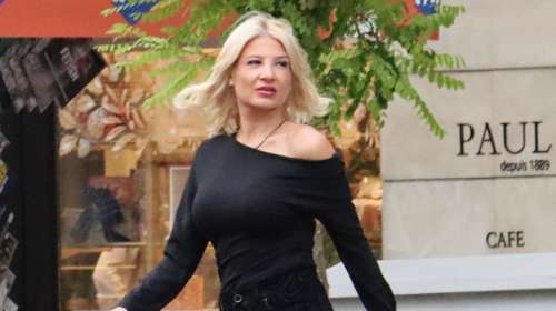 Η Φαίη Σκορδά στη λαϊκή αγρυπνία για τον Γιώργο Μαζωνάκη - "Καλό ταξίδι αγαπημένε μας"