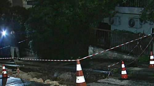 Κακοκαιρία στην Αττική: Υπερχείλισε ρέμα στο Πικέρμι - Καθίζηση στο Πολύγωνο λόγω της ισχυρής καταιγίδας