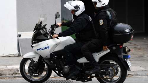 Κινηματογραφική καταδίωξη που ξεκίνησε στα Μέγαρα, τελείωσε στο Κερατσίνι - Το όχημα έπεσε επάνω σε σχολικό