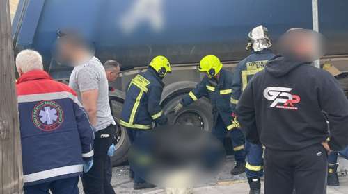 Λάρισα: Νεκρή γυναίκα που παρασύρθηκε από φορτηγό [εικόνες]